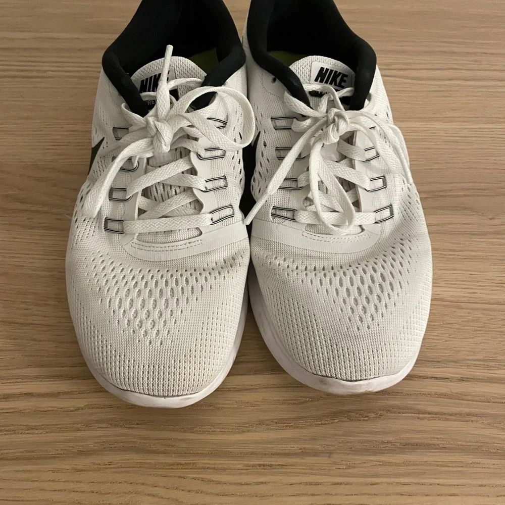 Nike White and Black Sneakers
